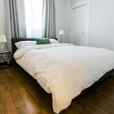 Cozy 2-Bedroom Condo Near Downtown, With Laundry, Parking, Balcony Calgary Extérieur photo