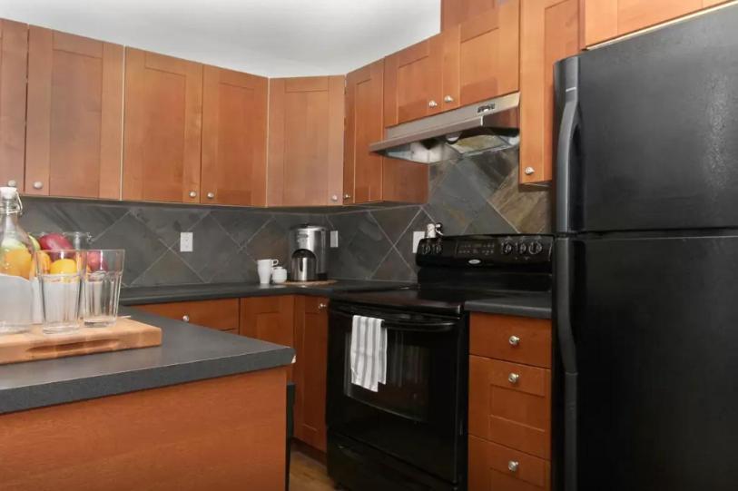 Cozy 2-Bedroom Condo Near Downtown, With Laundry, Parking, Balcony Calgary Extérieur photo